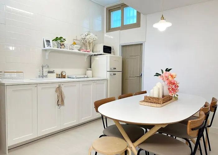 멜로우, 나우 광안역5분거리,광안리해수욕장,넓은 주택 Apartment Busan