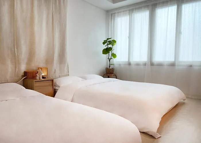 Apartment 멜로우, 나우 광안역5분거리,광안리해수욕장,넓은 주택 *